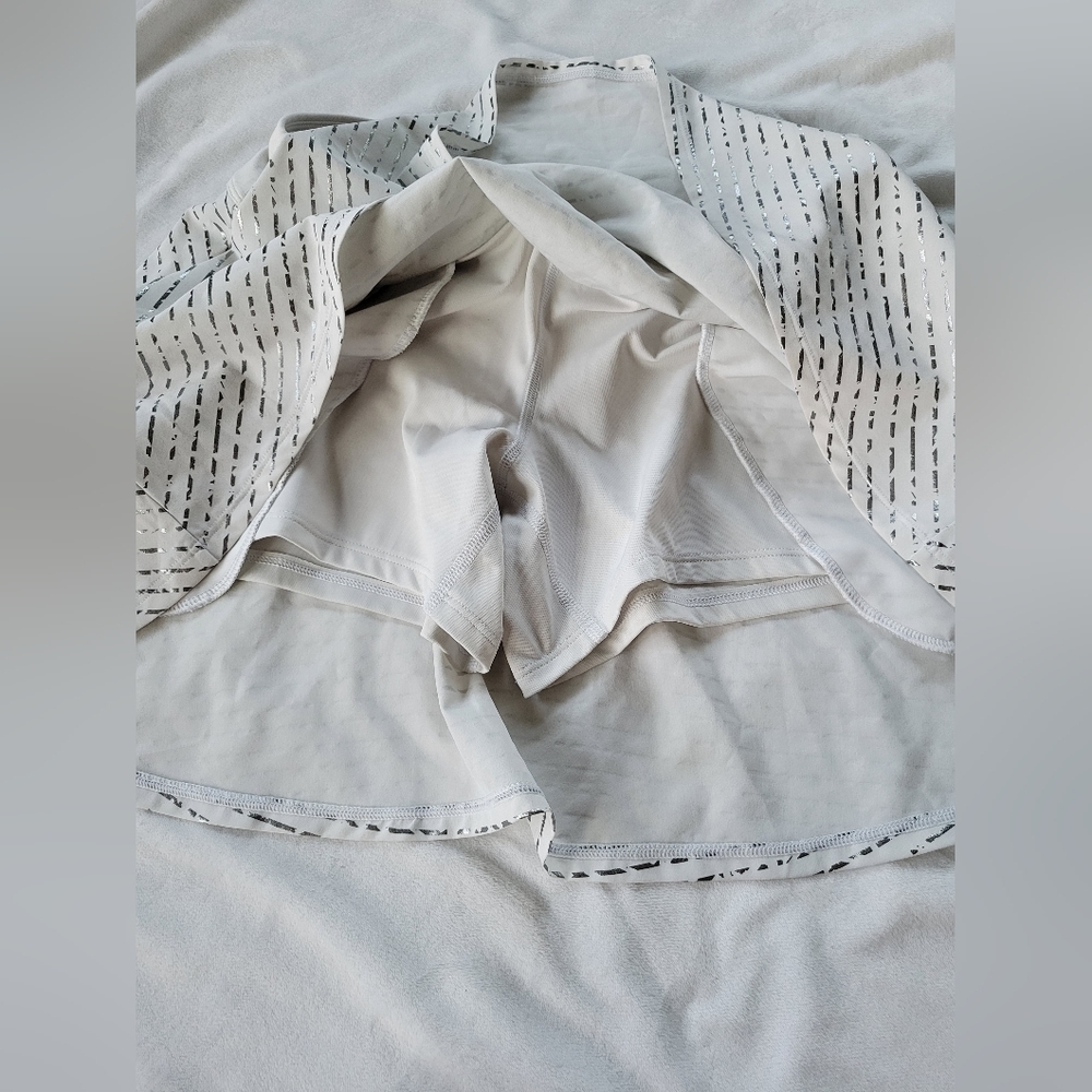 Under Armour white w/metalic silver striping heatgear fitted skort M - Picture 9 of 12